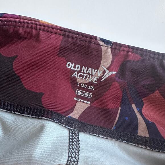 Old Navy Mid-Rise Go-Dry Camo Mesh-Trim
Leggings - Picture 3 of 5